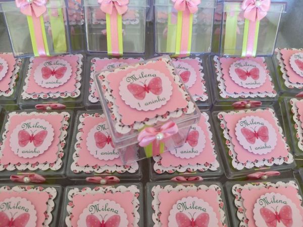 Caixinha cheia com gominhas decoradas