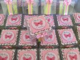 Caixinha cheia  com gominhas decoradas